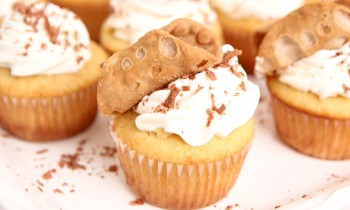 Cannoli Cupcakes Recipe – Laura Vitale – Laura in the Kitchen Episode 700