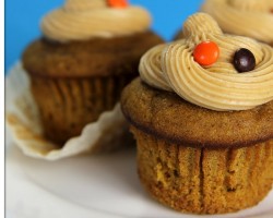 Pumpkin Cupcakes with Salted Caramel Frosting |  Hilah Cooking