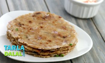 Pyaz aur Pudine Ki Roti, Onion and Mint Roti, Recipe in Hindi by Tarla Dalal