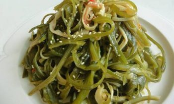 Korean-style sautéed sea plant (“miyeok julgi bokkeum”:미역줄기볶음)