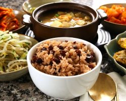Korean red bean rice and side dishes (팥밥)