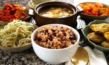 Korean red bean rice and side dishes (팥밥)