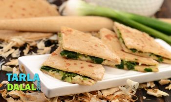 ओट्स और हरे प्याज़ के पराठा (Oats and Spring Onion Parathas Recipe) by Tarla Dalal