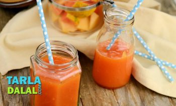 खरबूजा और पपीता का रस (Musk Melon and Papaya Juice) by Tarla Dalal