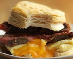 Sandwich Déjeuner Au Bifteck, Aux Œufs Et Au Fromage • Tasty Miam