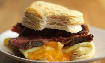 Sandwich Déjeuner Au Bifteck, Aux Œufs Et Au Fromage • Tasty Miam