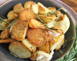 The Best Crispy Roasted Potatoes (Rosemary & Garlic)