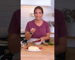 Do you grate or mince? For me it depends on the dish. #foodhacks #shorts #cooking